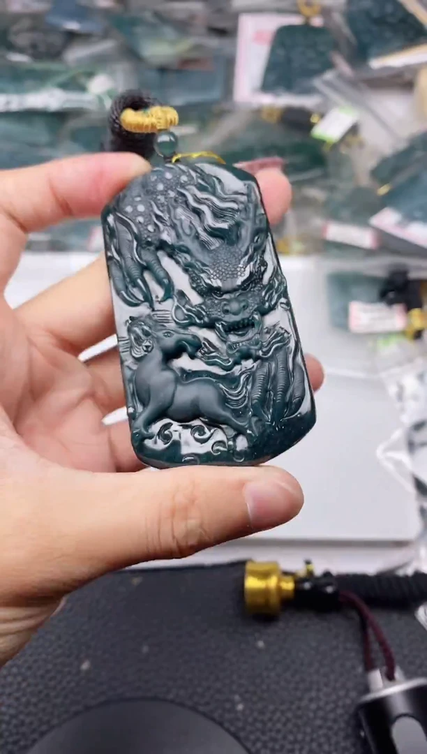 颈饰未镶嵌翡翠