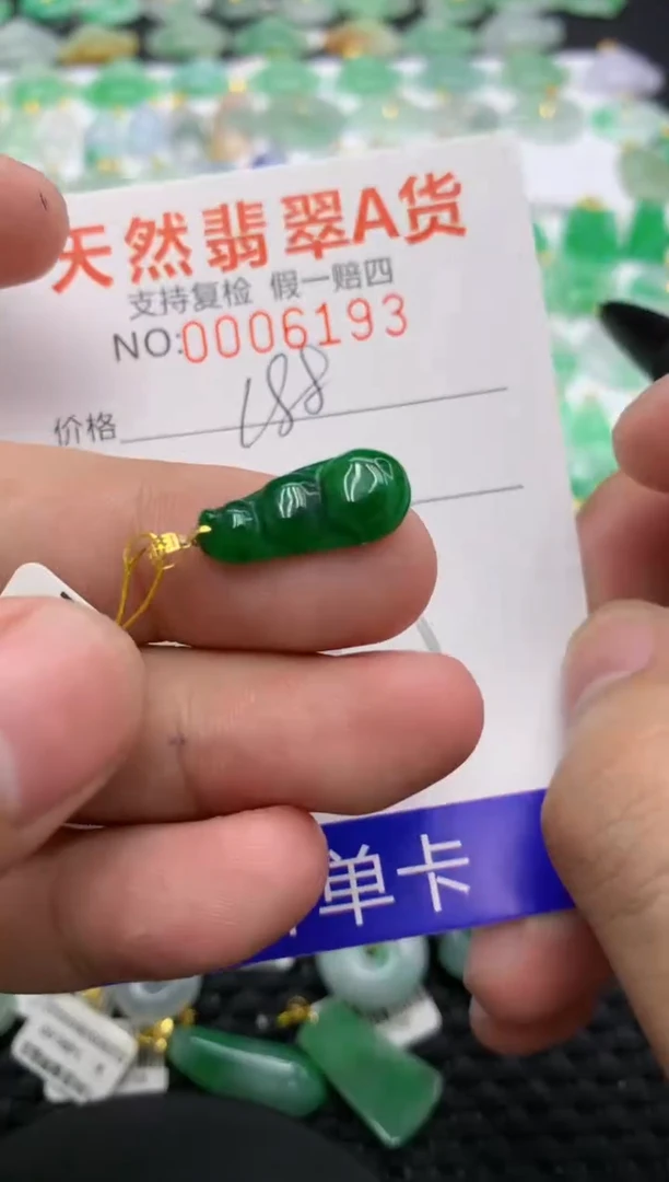 翡翠18K金镶嵌颈饰111111111111