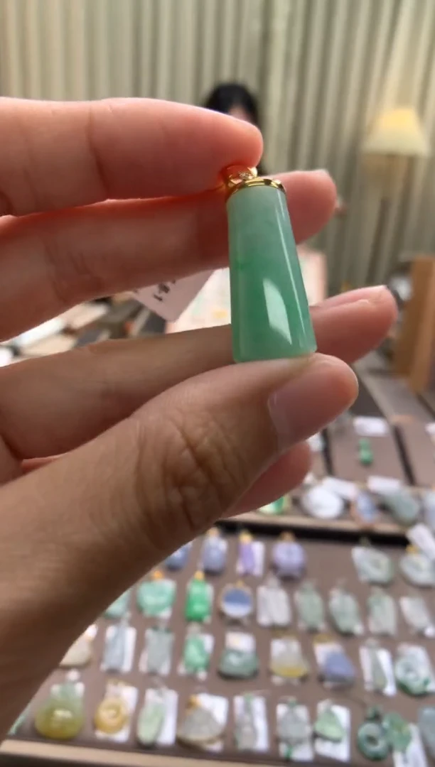 翡翠18K金镶嵌颈饰无事牌