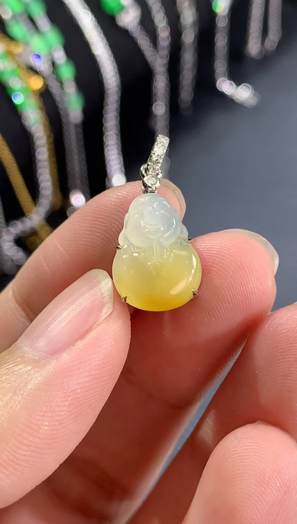 颈饰18K金镶嵌翡翠抱抱佛