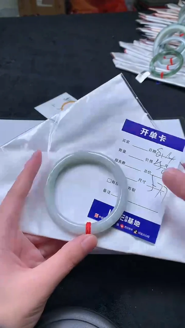 翡翠手镯未镶嵌.