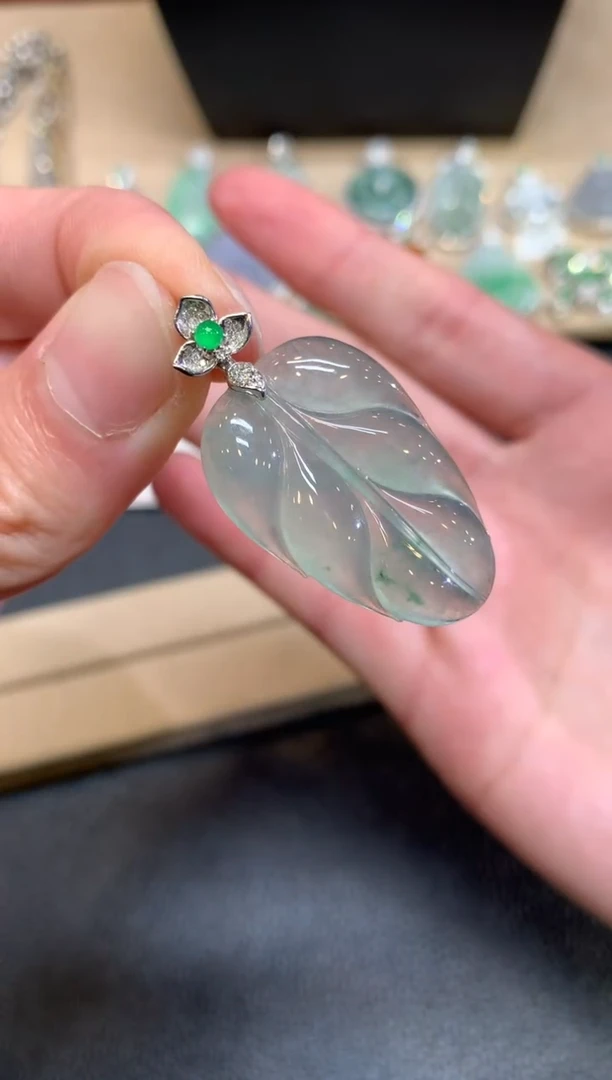 【闪购商品】翡翠颈饰18K金镶嵌叶子【无服务费】