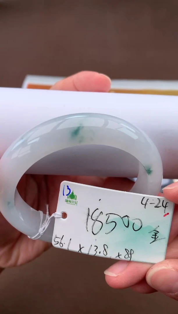 翡翠手镯未镶嵌自带#送礼#，下单联系客服核对地址~