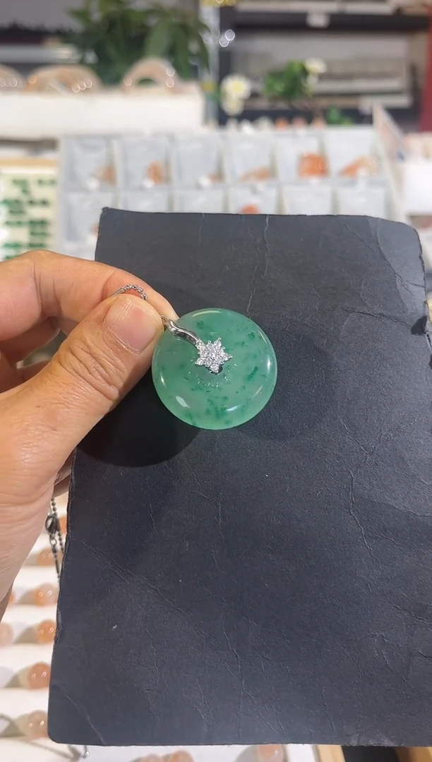 颈饰未镶嵌石英质玉（非洲翠）1