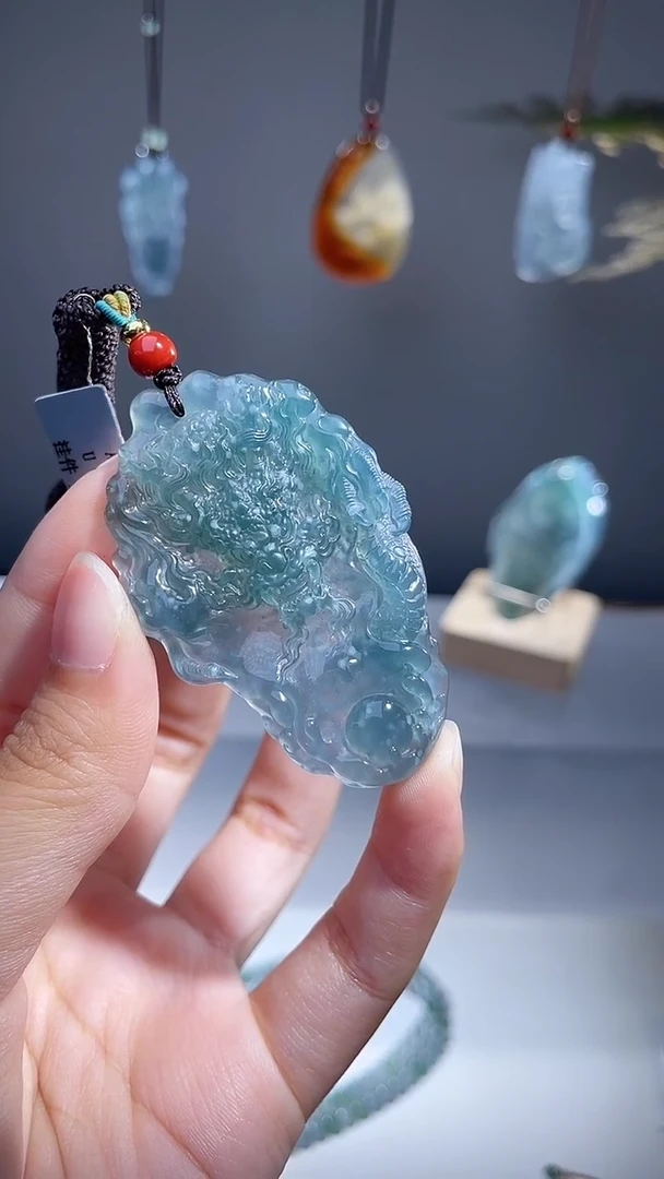 颈饰未镶嵌翡翠龙牌