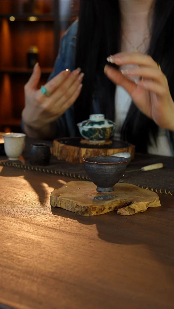包铜花口黑杯....