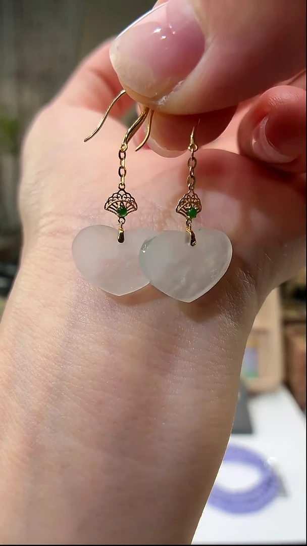 颈饰18K金镶嵌翡翠爱心