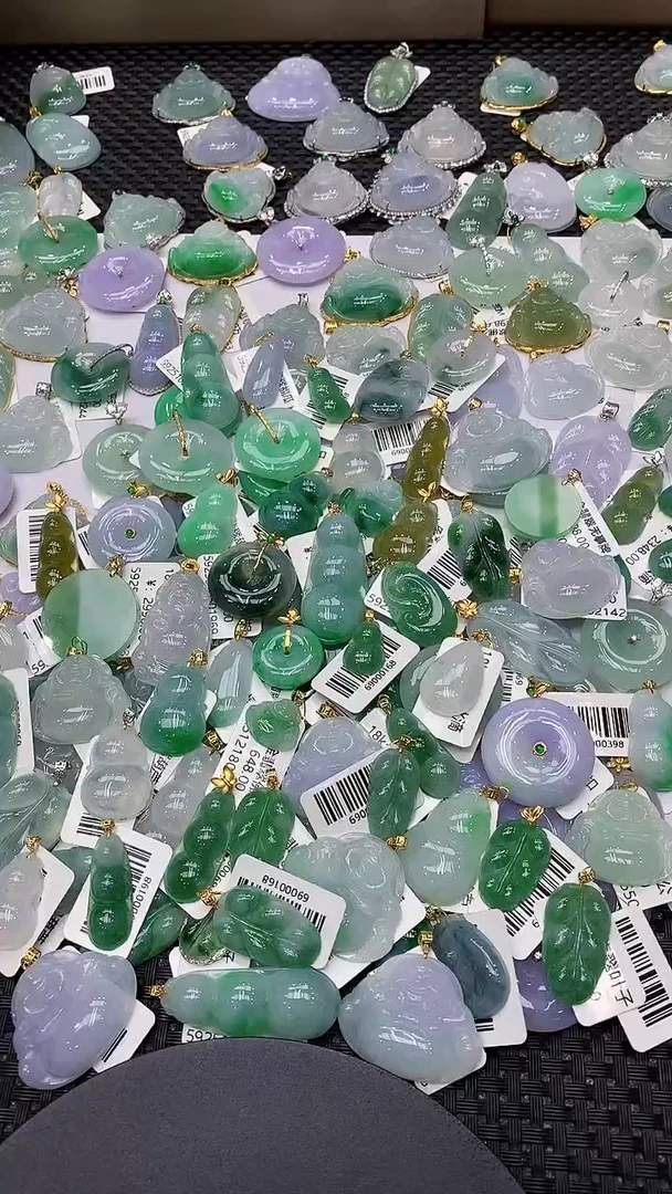 颈饰18K金镶嵌翡翠一物一证，9元证书费