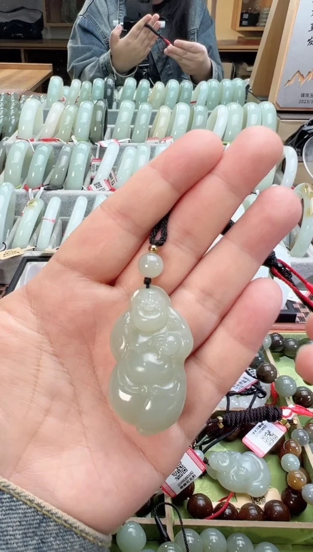 吊坠(赠链)未镶嵌和田玉且末料青白玉吊坠