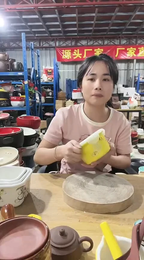 瑕疵黄色圆保鲜盒一个