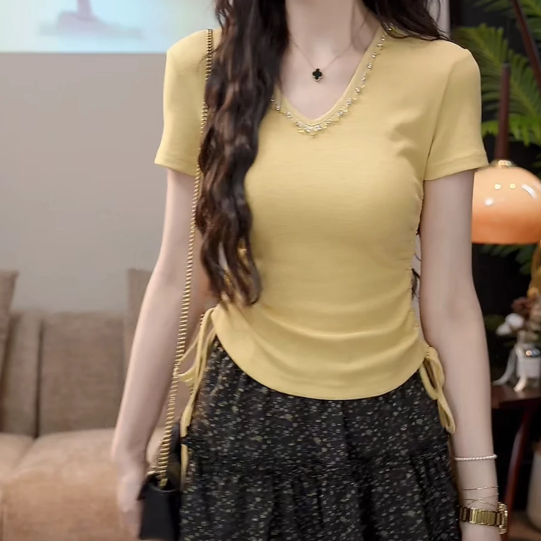 蜜橘乌龙钉钻上衣2025新款春夏时尚设计感V领显瘦弧形下摆抽绳T恤