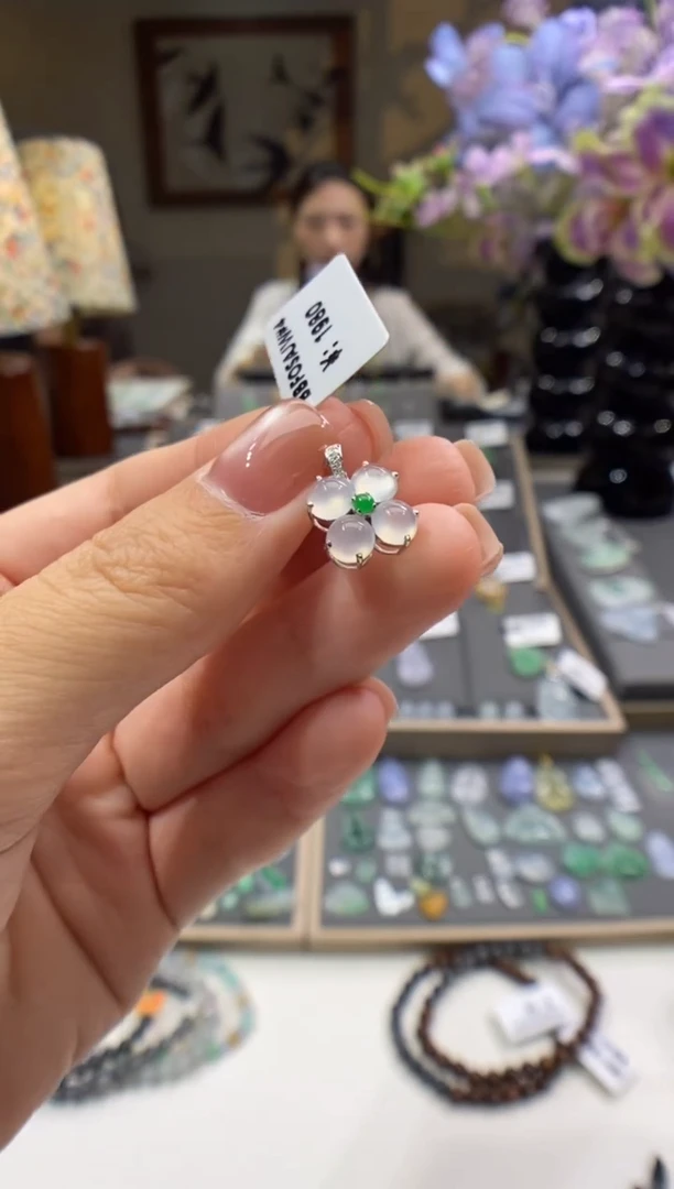翡翠18K金镶嵌颈饰花