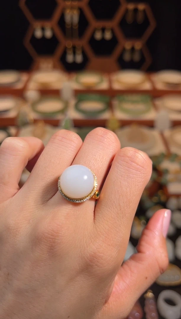 18K金镶嵌戒指和田玉精品