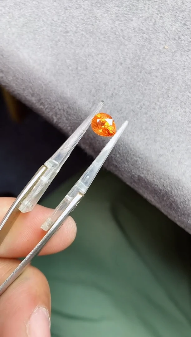 未镶嵌裸石石榴石（芬达石）2ct