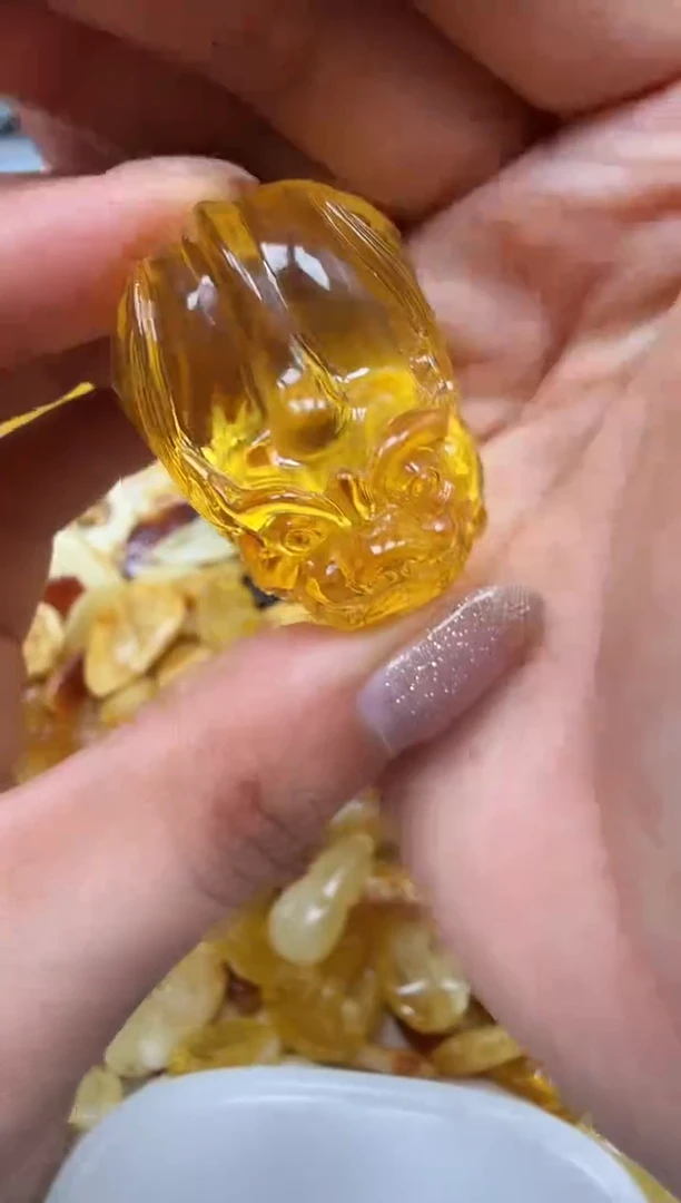 裸石琥珀未镶嵌如图
