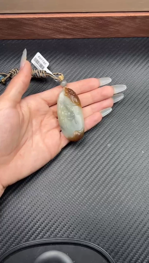 吊坠(赠链)未镶嵌和田玉若羌微色差吊坠