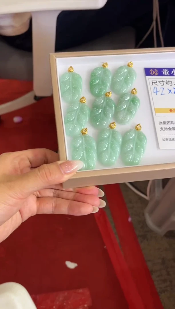 颈饰18K金镶嵌翡翠V341多样性发一件/配绳