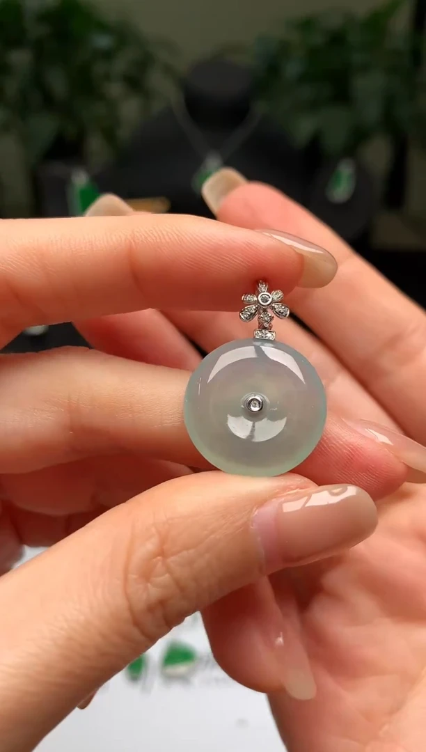 颈饰18K金镶嵌翡翠平安扣