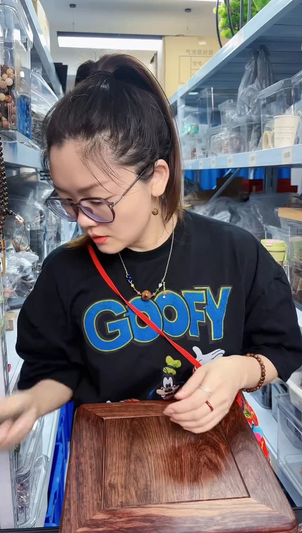 木大红色龙包一个