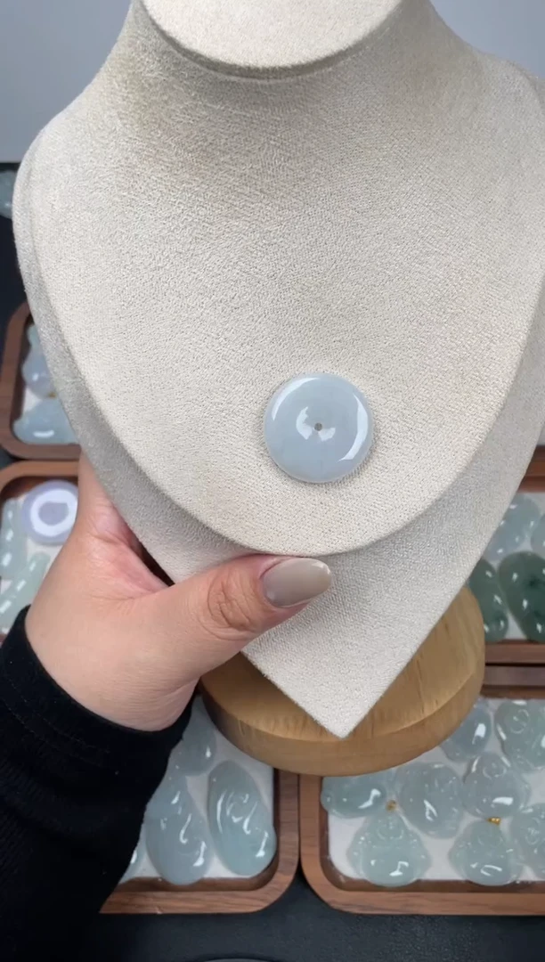 颈饰未镶嵌翡翠平安扣