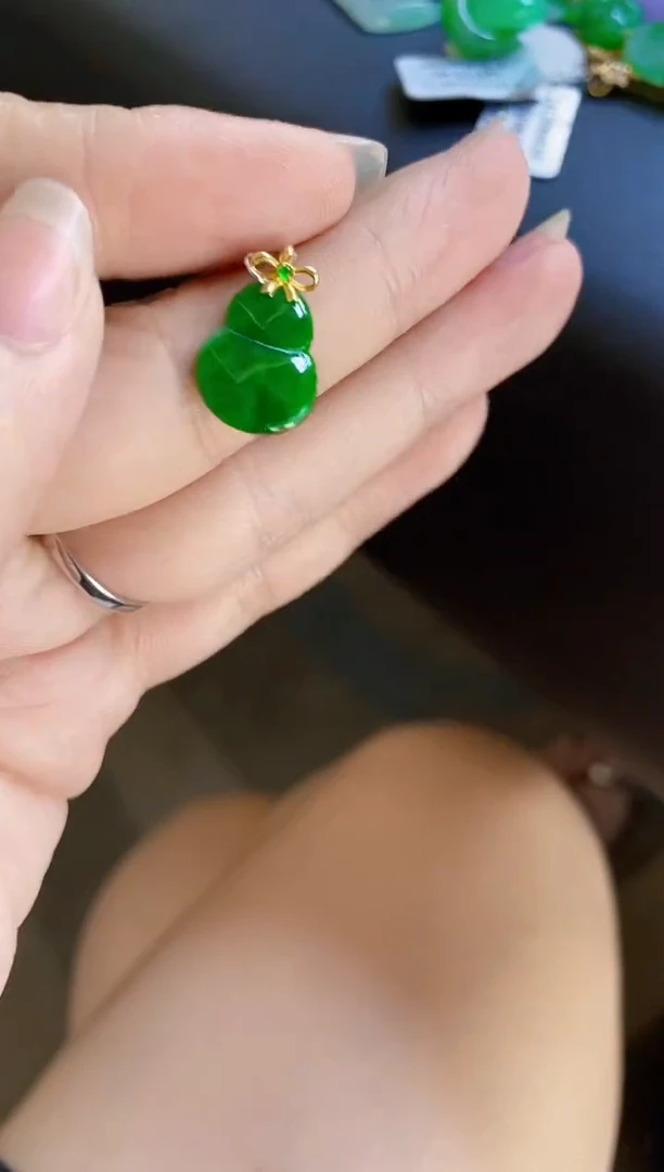 翡翠18K金镶嵌颈饰葫芦111