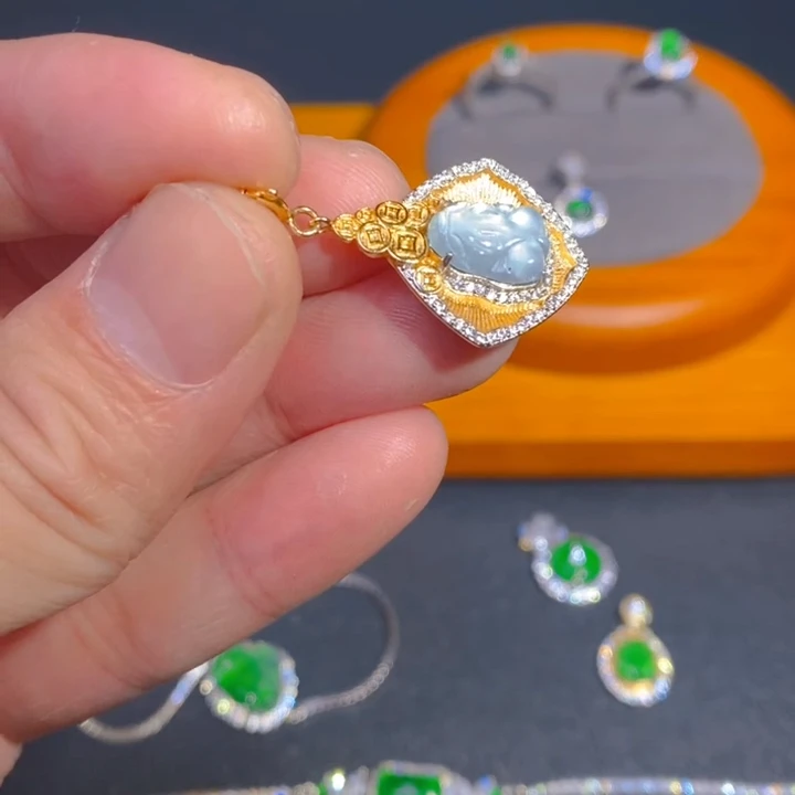 貔貅翡翠吊坠漂亮