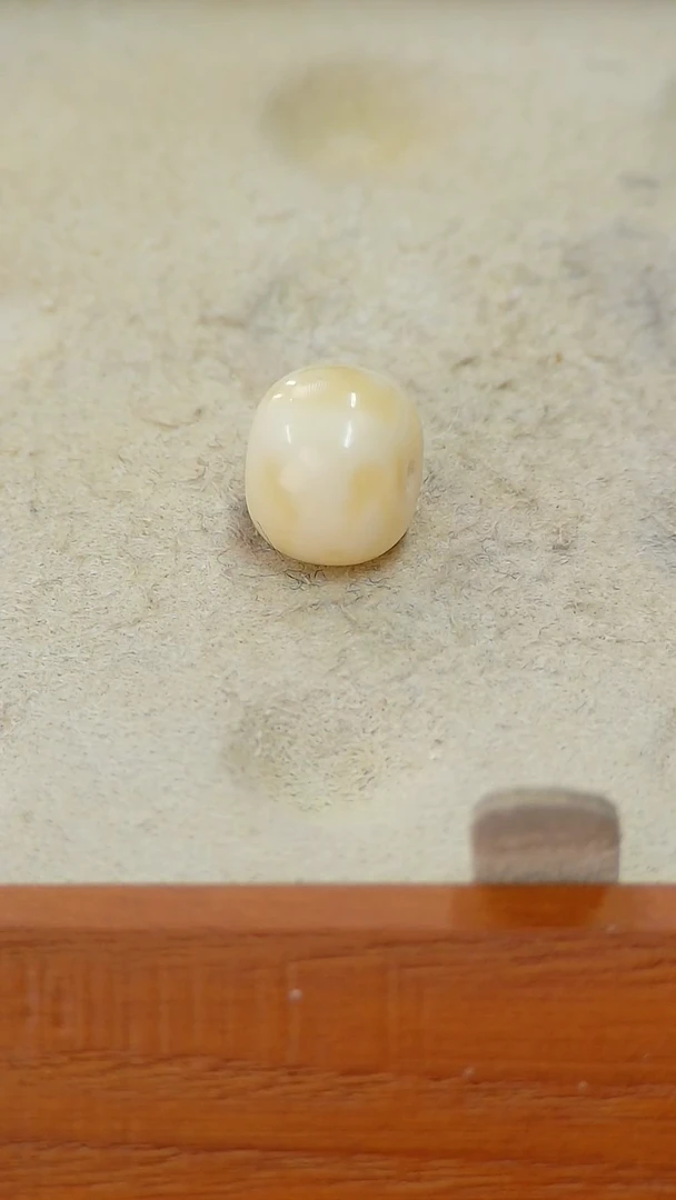 【闪购商品】蜜蜡裸石未镶嵌俄料微瑕10.7mm0.623克