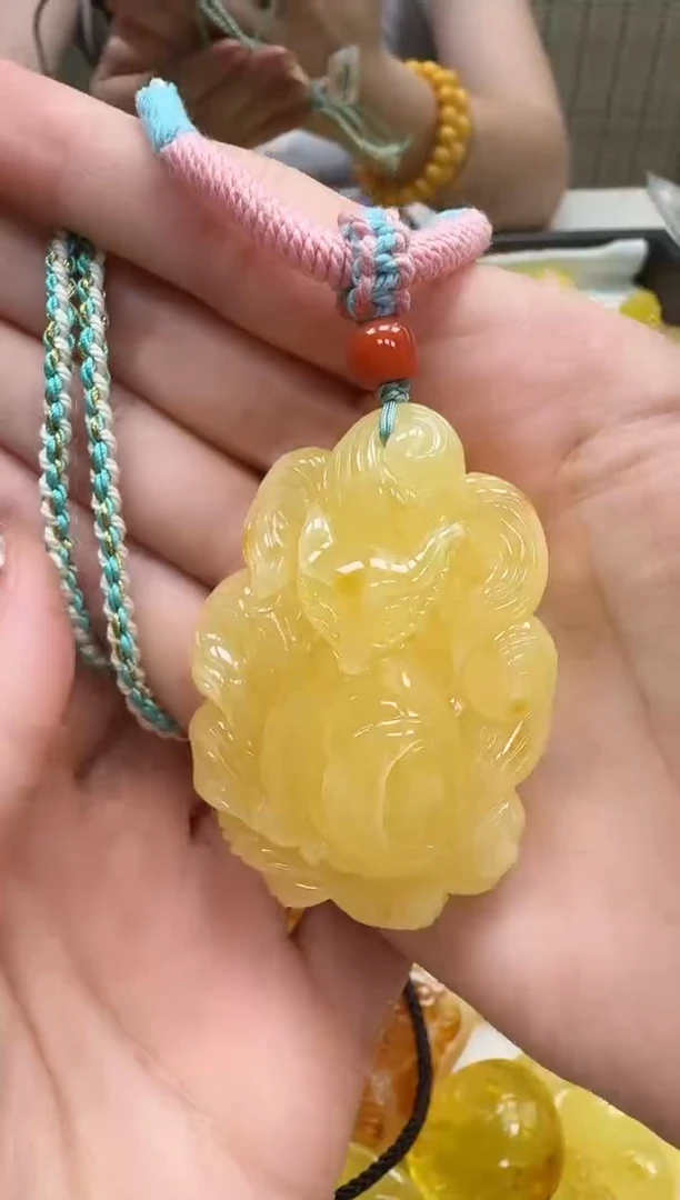 未镶嵌琥珀裸石如图