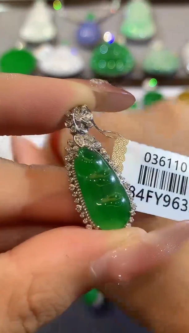 吊坠(不含链)18K金镶嵌翡翠CY0366110多样性发其一