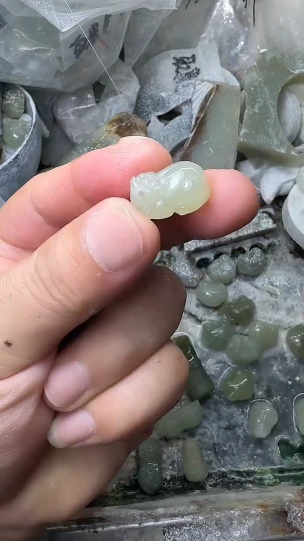 和田玉未镶嵌颈饰.