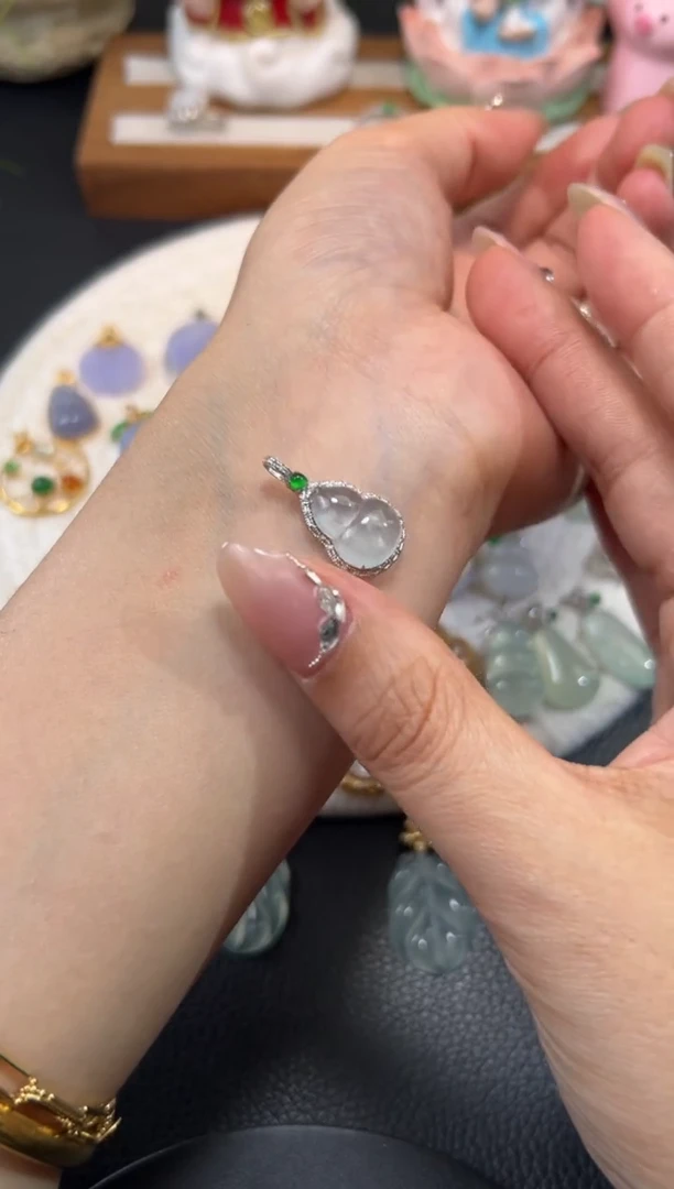 颈饰18K金镶嵌翡翠源头直播间