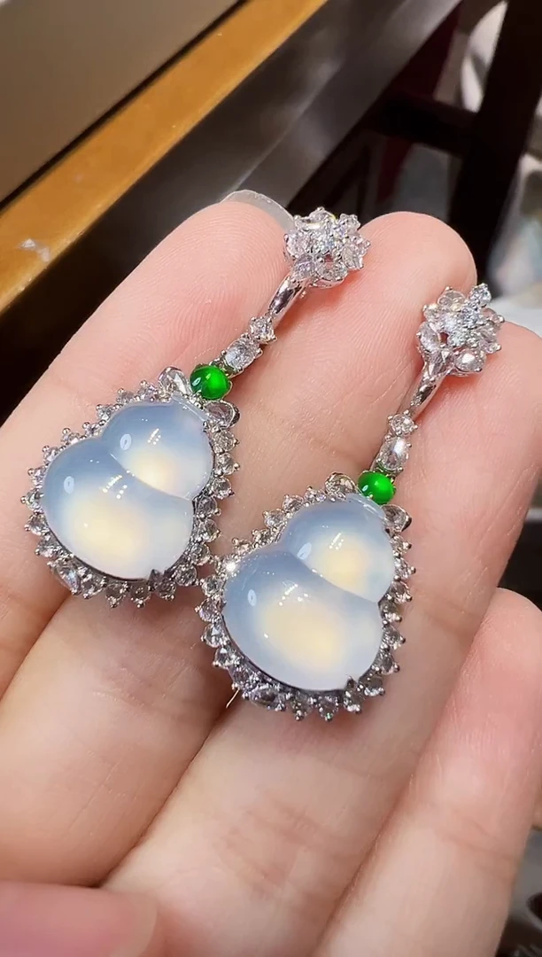 18K金镶嵌翡翠耳饰葫芦