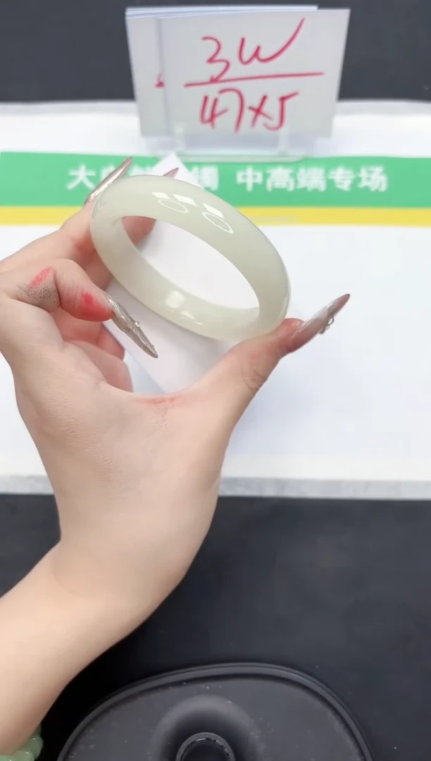 【闪购商品】石英质玉手镯未镶嵌155-56.7