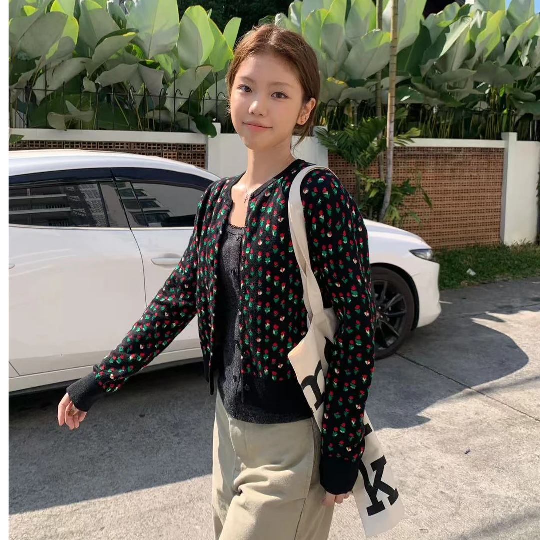 2026秋冬新款韩系气质碎花提花圆领修身短款针织开衫卡其色裤子