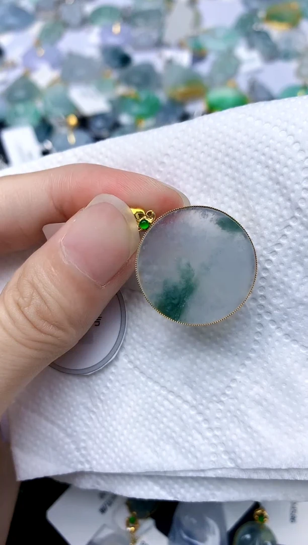 颈饰18K金镶嵌翡翠天然A货翡翠