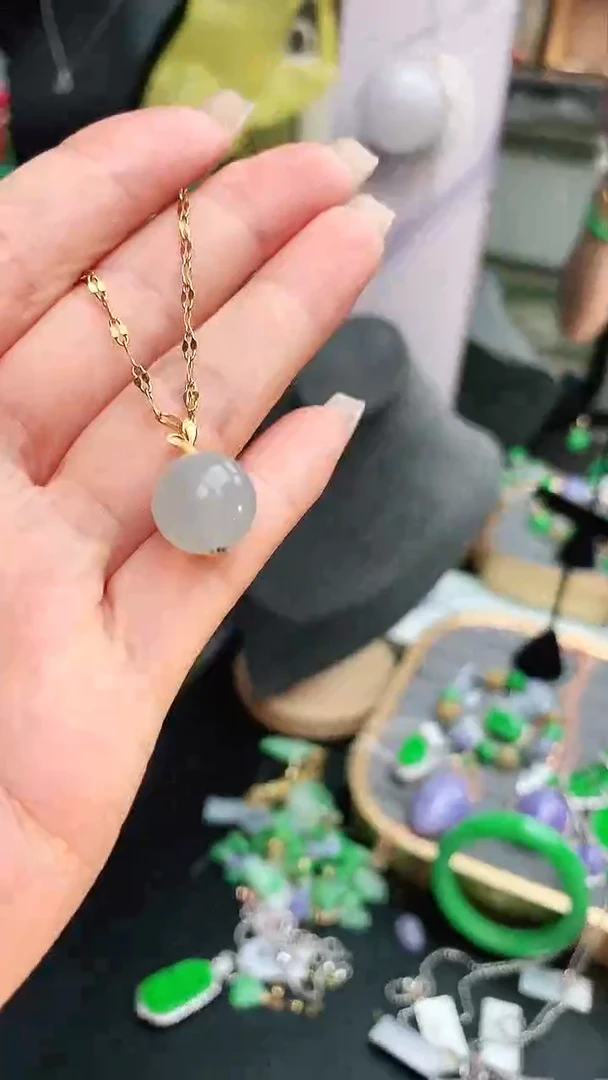 颈饰18K金镶嵌翡翠赠礼盒证书