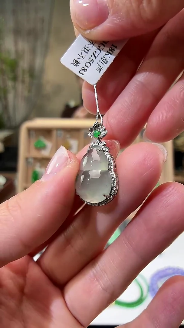 颈饰18K金镶嵌翡翠葫芦