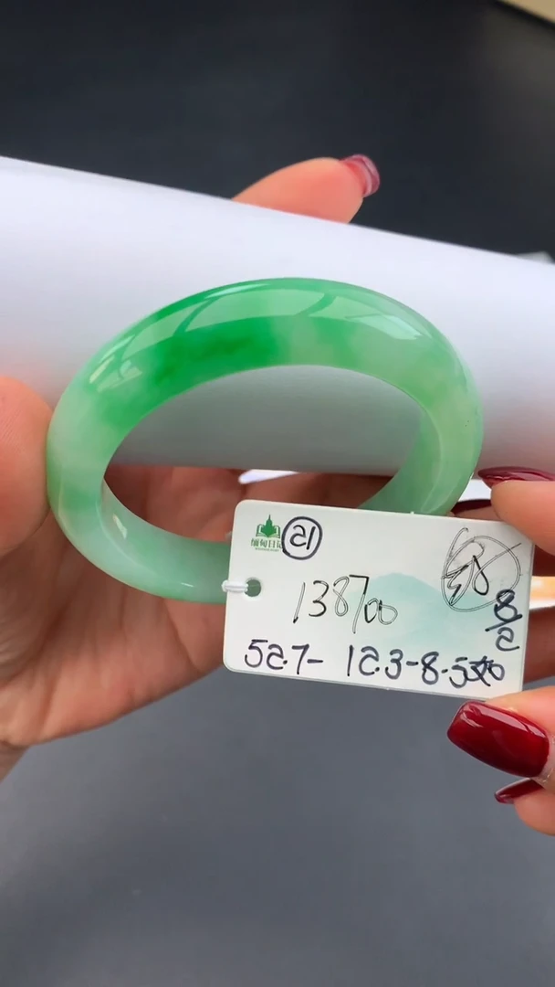 【闪购商品】翡翠手镯未镶嵌 #情人节#送礼，下单联系客服核对地址~