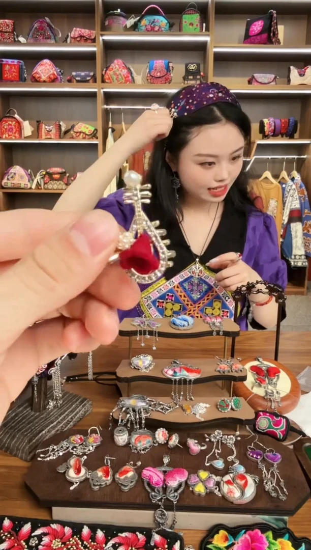 【闪购商品】织绣172 蒙阿苏苗绣传承