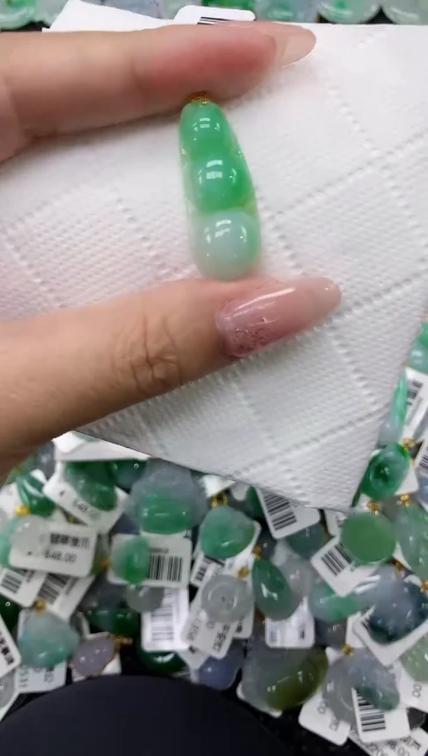 颈饰18K金镶嵌翡翠1111111111