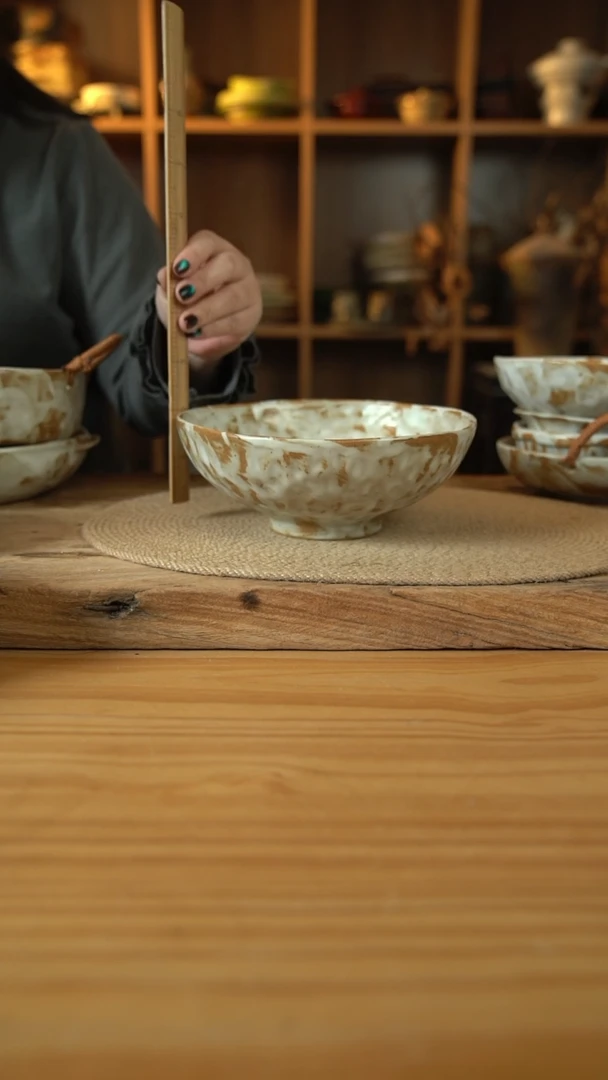 粉影系列的8英寸手捏汤碗1个