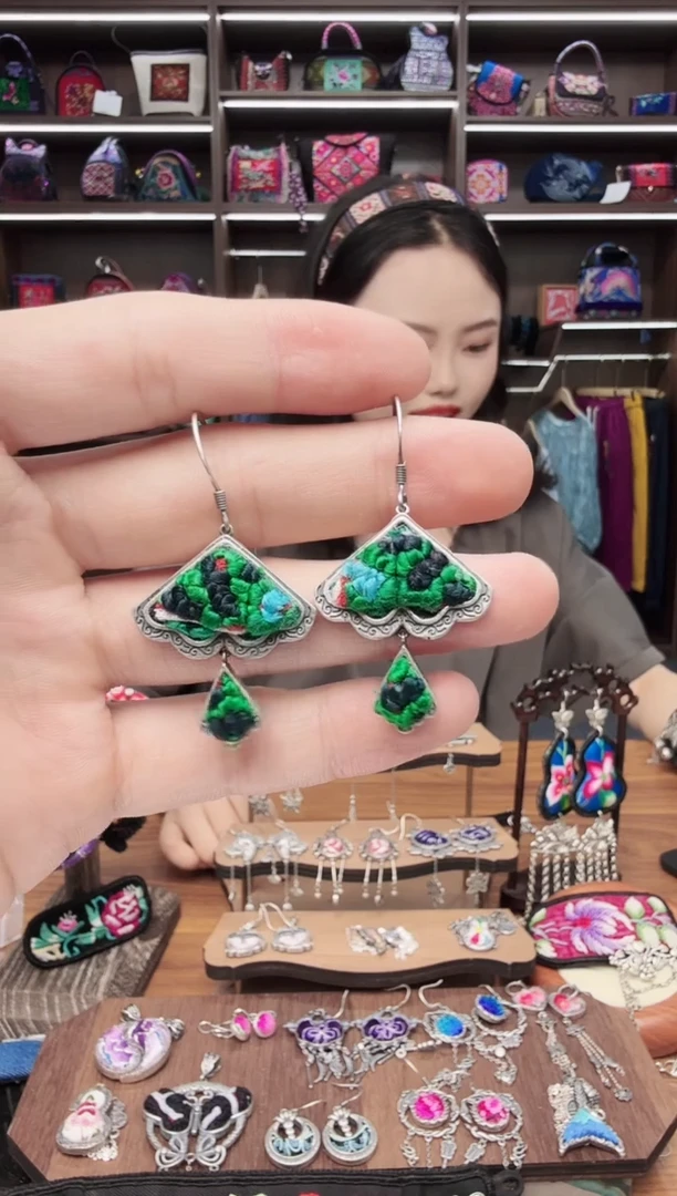 织绣7蒙阿苏苗绣传承旗舰店