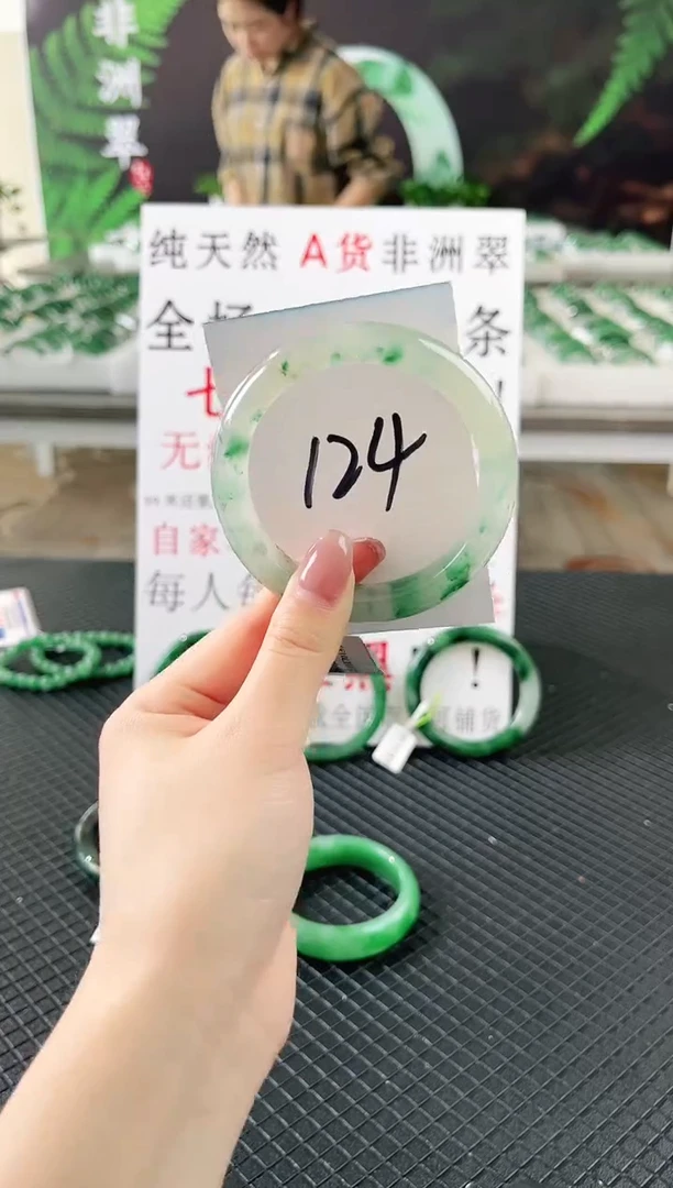 未镶嵌手镯石英质玉（非洲翠）微瑕一经发货运费不退介意勿拍