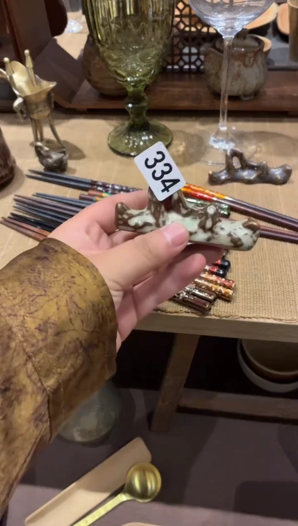 瓷片氵334 灰色小山筷架1个