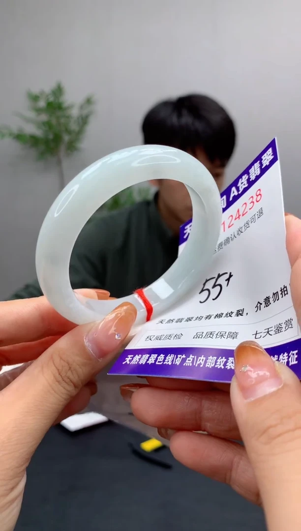 未镶嵌手镯翡翠有纹，完美者勿拍