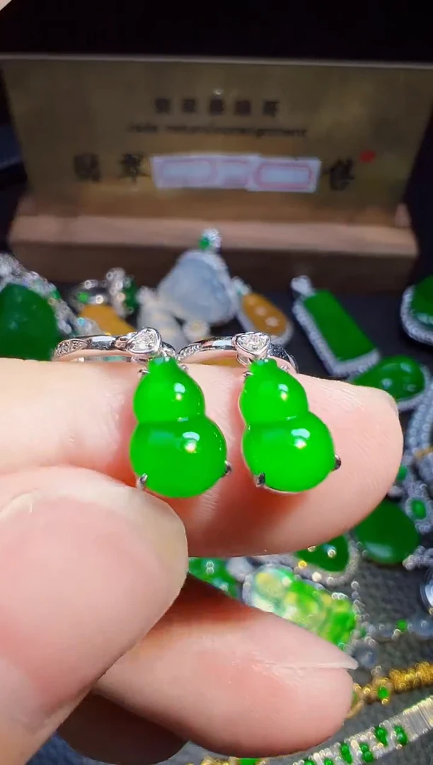 翡翠18K金镶嵌耳饰甘**?翡翠