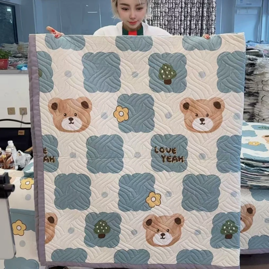 百搭款蓝色方格小熊床盖