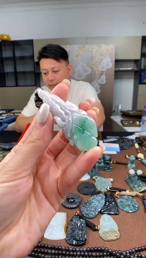 颈饰未镶嵌翡翠 多样性发其一