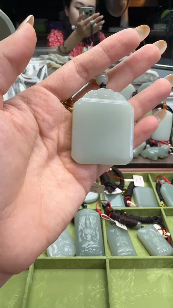 和田玉未镶嵌吊坠(赠链)且末料青白玉无事牌44克