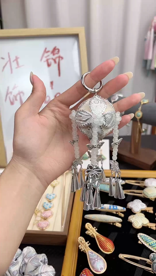 织绣广西非遗壮锦绣球